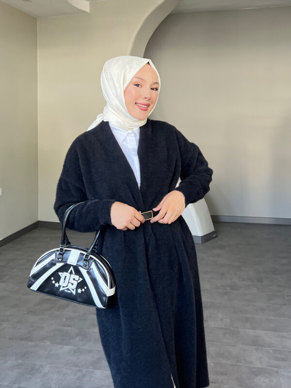 Modern Uzun Kemerli Hırka, zarif kemer detayı ve şık tasarımıyla her mevsimde kullanılabilir. Afra Tekstil’in kalitesiyle üretilen bu şık hırka, uygun fiyatla hepdolu.com'da!