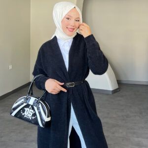 Modern Uzun Kemerli Hırka, zarif kemer detayı ve şık tasarımıyla her mevsimde kullanılabilir. Afra Tekstil’in kalitesiyle üretilen bu şık hırka, uygun fiyatla hepdolu.com'da!