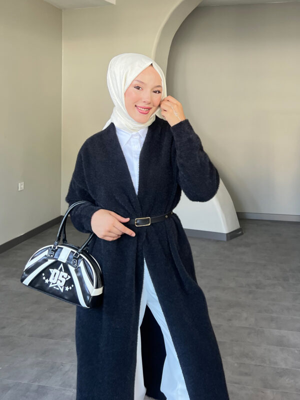 Modern Uzun Kemerli Hırka, zarif kemer detayı ve şık tasarımıyla her mevsimde kullanılabilir. Afra Tekstil’in kalitesiyle üretilen bu şık hırka, uygun fiyatla hepdolu.com'da!
