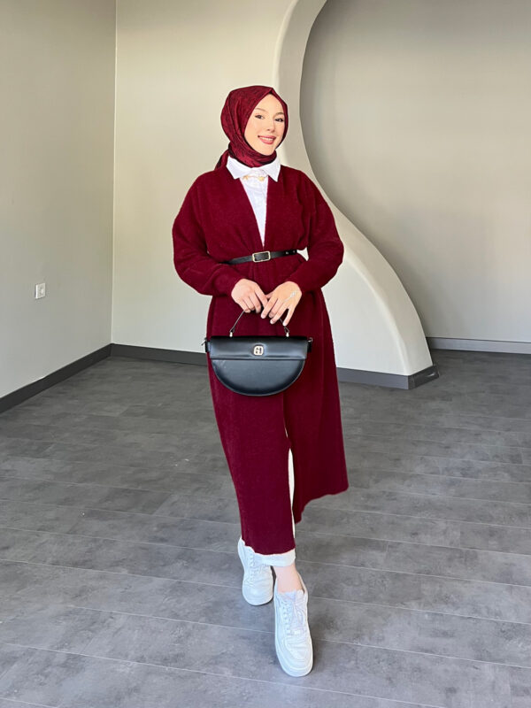 Modern Uzun Kemerli Hırka, zarif kemer detayı ve şık tasarımıyla her mevsimde kullanılabilir. Afra Tekstil’in kalitesiyle üretilen bu şık hırka, uygun fiyatla hepdolu.com'da!