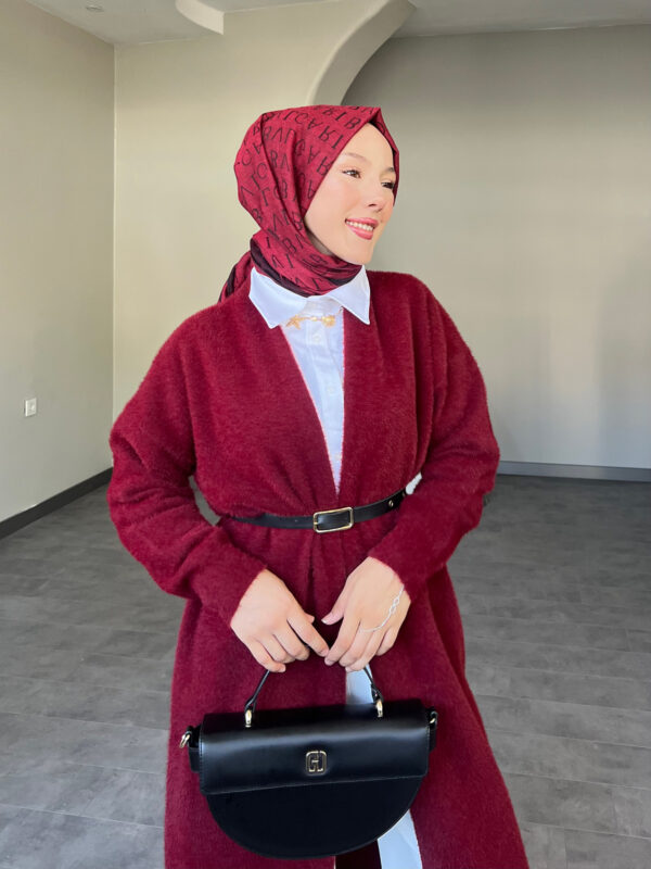 Modern Uzun Kemerli Hırka, zarif kemer detayı ve şık tasarımıyla her mevsimde kullanılabilir. Afra Tekstil’in kalitesiyle üretilen bu şık hırka, uygun fiyatla hepdolu.com'da!
