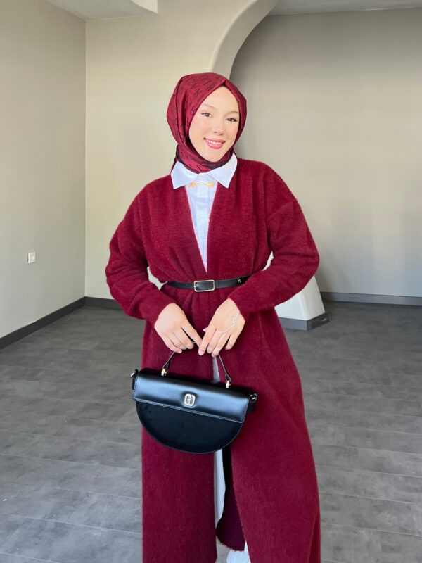 Modern Uzun Kemerli Hırka, zarif kemer detayı ve şık tasarımıyla her mevsimde kullanılabilir. Afra Tekstil’in kalitesiyle üretilen bu şık hırka, uygun fiyatla hepdolu.com'da!