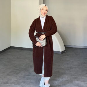 Modern Uzun Kemerli Hırka, zarif kemer detayı ve şık tasarımıyla her mevsimde kullanılabilir. Afra Tekstil’in kalitesiyle üretilen bu şık hırka, uygun fiyatla hepdolu.com'da!