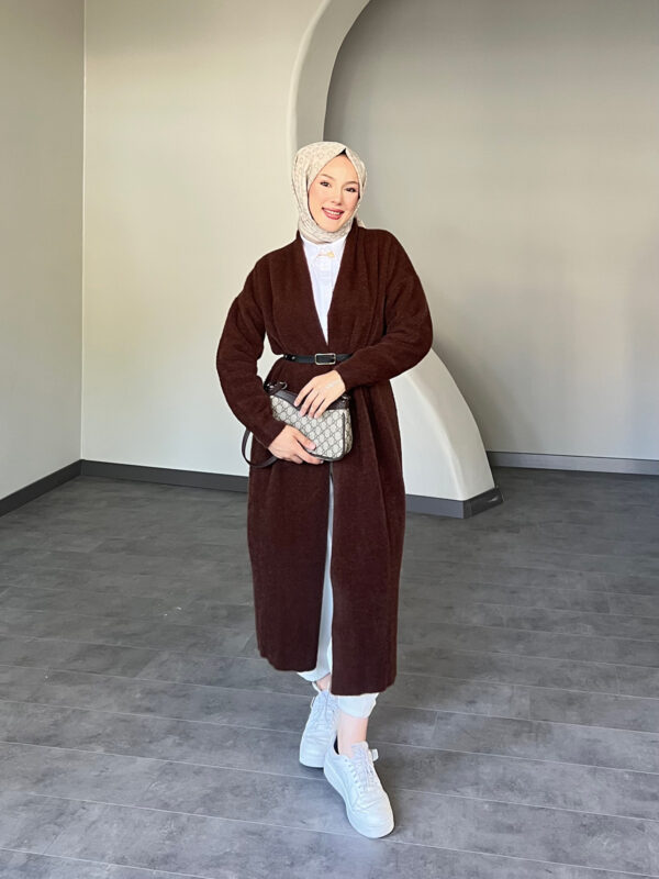Modern Uzun Kemerli Hırka, zarif kemer detayı ve şık tasarımıyla her mevsimde kullanılabilir. Afra Tekstil’in kalitesiyle üretilen bu şık hırka, uygun fiyatla hepdolu.com'da!