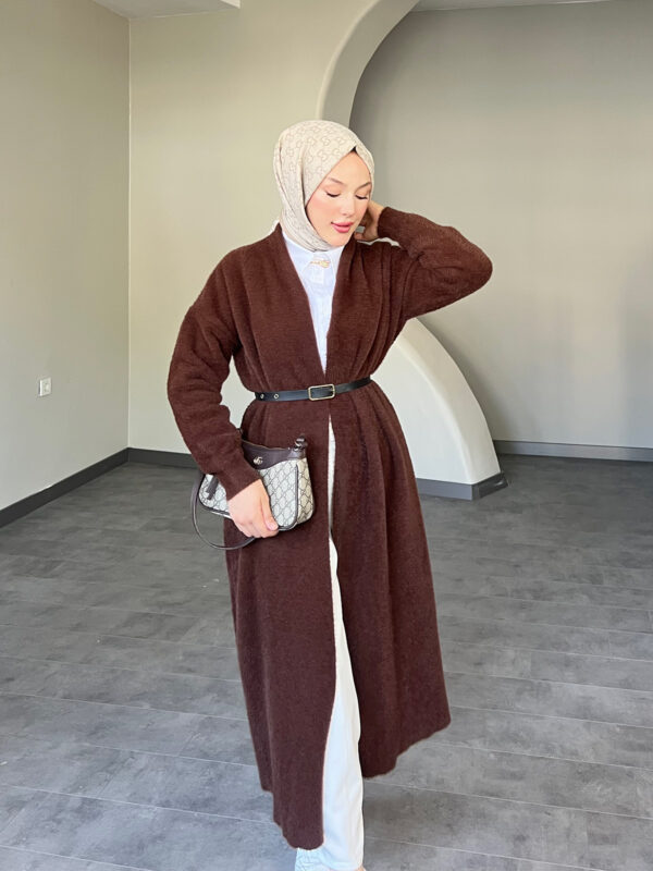 Modern Uzun Kemerli Hırka, zarif kemer detayı ve şık tasarımıyla her mevsimde kullanılabilir. Afra Tekstil’in kalitesiyle üretilen bu şık hırka, uygun fiyatla hepdolu.com'da!