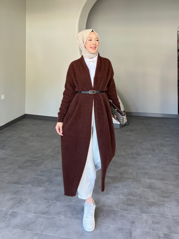 Modern Uzun Kemerli Hırka, zarif kemer detayı ve şık tasarımıyla her mevsimde kullanılabilir. Afra Tekstil’in kalitesiyle üretilen bu şık hırka, uygun fiyatla hepdolu.com'da!