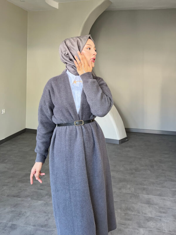 Modern Uzun Kemerli Hırka, zarif kemer detayı ve şık tasarımıyla her mevsimde kullanılabilir. Afra Tekstil’in kalitesiyle üretilen bu şık hırka, uygun fiyatla hepdolu.com'da!