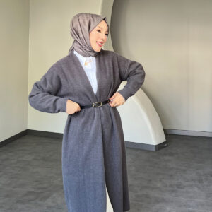 Modern Uzun Kemerli Hırka, zarif kemer detayı ve şık tasarımıyla her mevsimde kullanılabilir. Afra Tekstil’in kalitesiyle üretilen bu şık hırka, uygun fiyatla hepdolu.com'da!