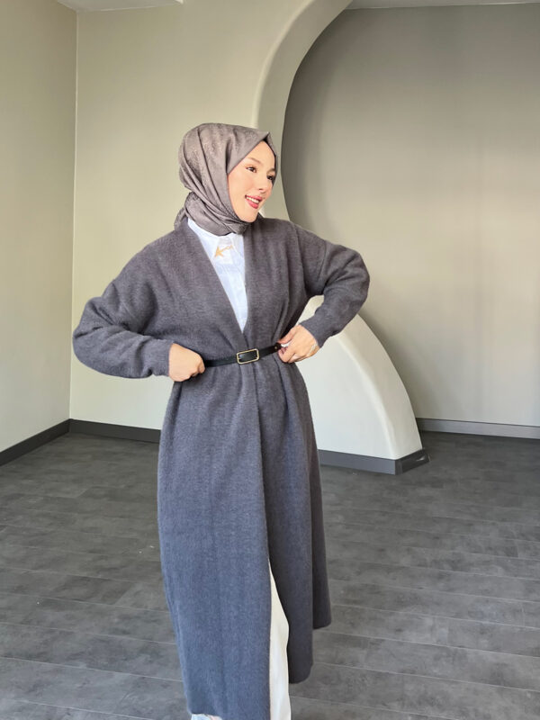 Modern Uzun Kemerli Hırka, zarif kemer detayı ve şık tasarımıyla her mevsimde kullanılabilir. Afra Tekstil’in kalitesiyle üretilen bu şık hırka, uygun fiyatla hepdolu.com'da!