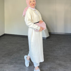 Modern Uzun Kemerli Hırka, zarif kemer detayı ve şık tasarımıyla her mevsimde kullanılabilir. Afra Tekstil’in kalitesiyle üretilen bu şık hırka, uygun fiyatla hepdolu.com'da!