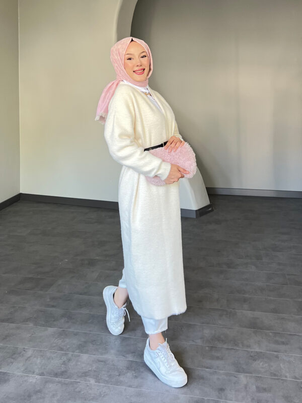 Modern Uzun Kemerli Hırka, zarif kemer detayı ve şık tasarımıyla her mevsimde kullanılabilir. Afra Tekstil’in kalitesiyle üretilen bu şık hırka, uygun fiyatla hepdolu.com'da!