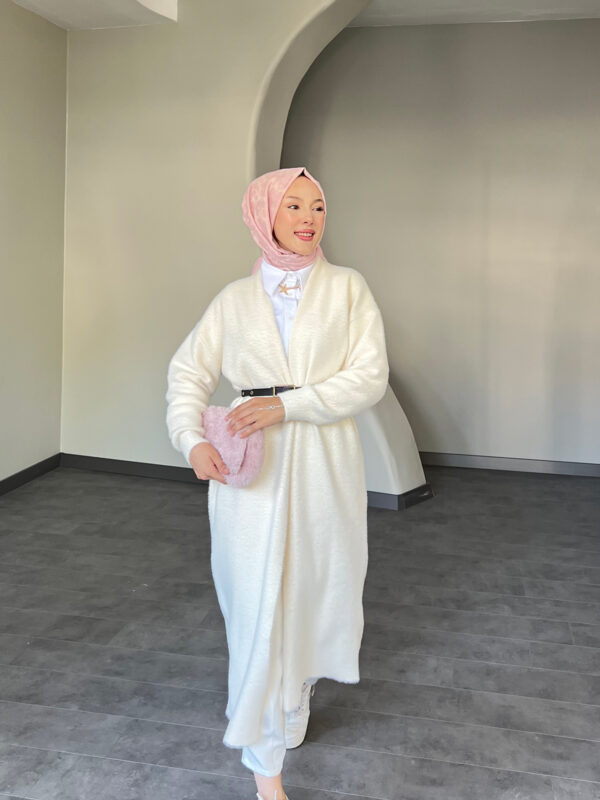 Modern Uzun Kemerli Hırka, zarif kemer detayı ve şık tasarımıyla her mevsimde kullanılabilir. Afra Tekstil’in kalitesiyle üretilen bu şık hırka, uygun fiyatla hepdolu.com'da!