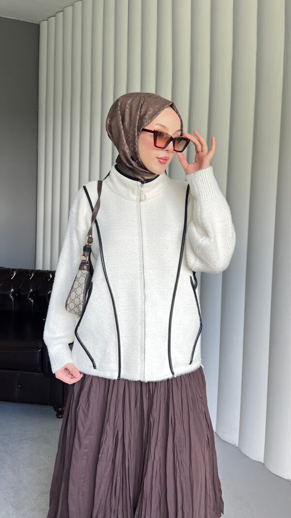 Afra Line Tekstil’in özenle ürettiği Angora Touch Fermuarlı Ceket, yalnızca hepdolu.com’da! Şıklık, kalite ve en uygun fiyat bir arada.