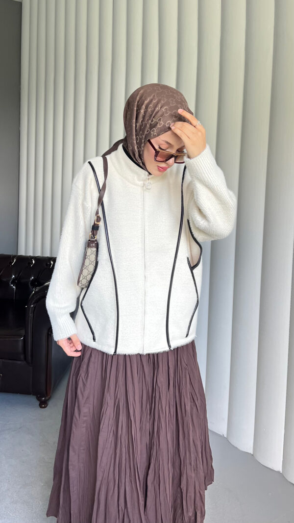 Afra Line Tekstil’in özenle ürettiği Angora Touch Fermuarlı Ceket, yalnızca hepdolu.com’da! Şıklık, kalite ve en uygun fiyat bir arada.