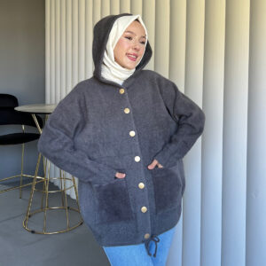 Angora Cozy Kapüşonlu Hırka, yumuşacık angora kumaşı, şık düğmeleri ve rahat kesimiyle her stile uyum sağlar. Soğuk günlerde sıcacık şıklık!