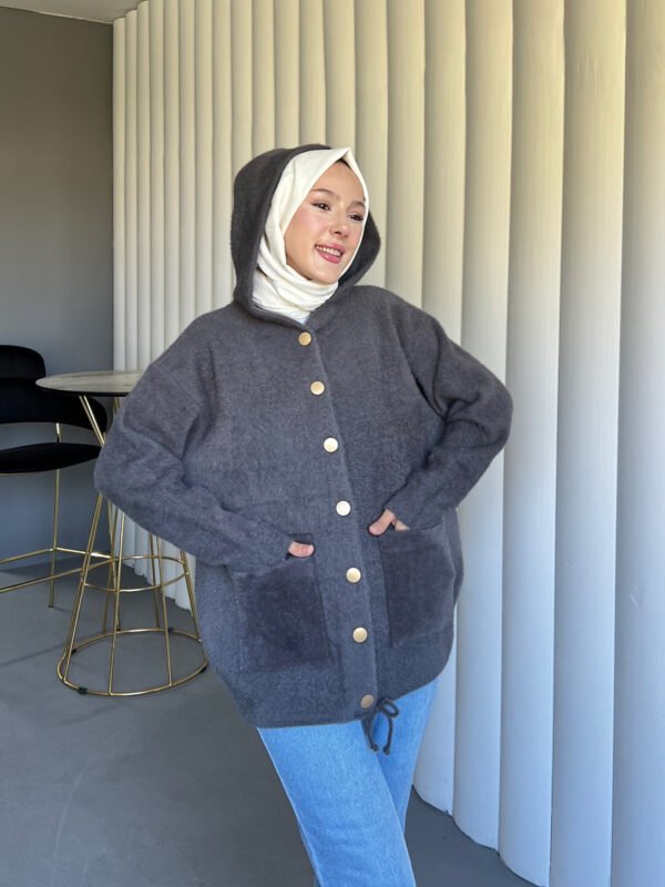 Angora Cozy Kapüşonlu Hırka, yumuşacık angora kumaşı, şık düğmeleri ve rahat kesimiyle her stile uyum sağlar. Soğuk günlerde sıcacık şıklık!