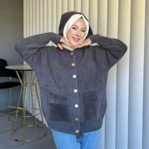 Angora Cozy Kapüşonlu Hırka, yumuşacık angora kumaşı, şık düğmeleri ve rahat kesimiyle her stile uyum sağlar. Soğuk günlerde sıcacık şıklık!