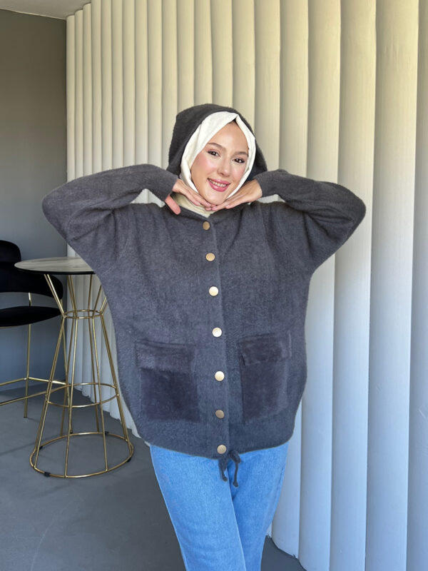 Angora Cozy Kapüşonlu Hırka, yumuşacık angora kumaşı, şık düğmeleri ve rahat kesimiyle her stile uyum sağlar. Soğuk günlerde sıcacık şıklık!