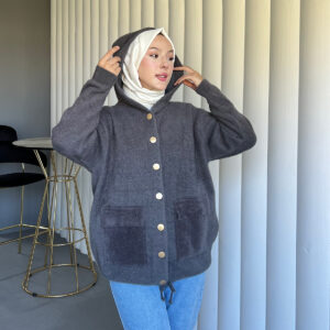 Angora Cozy Kapüşonlu Hırka, yumuşacık angora kumaşı, şık düğmeleri ve rahat kesimiyle her stile uyum sağlar. Soğuk günlerde sıcacık şıklık!