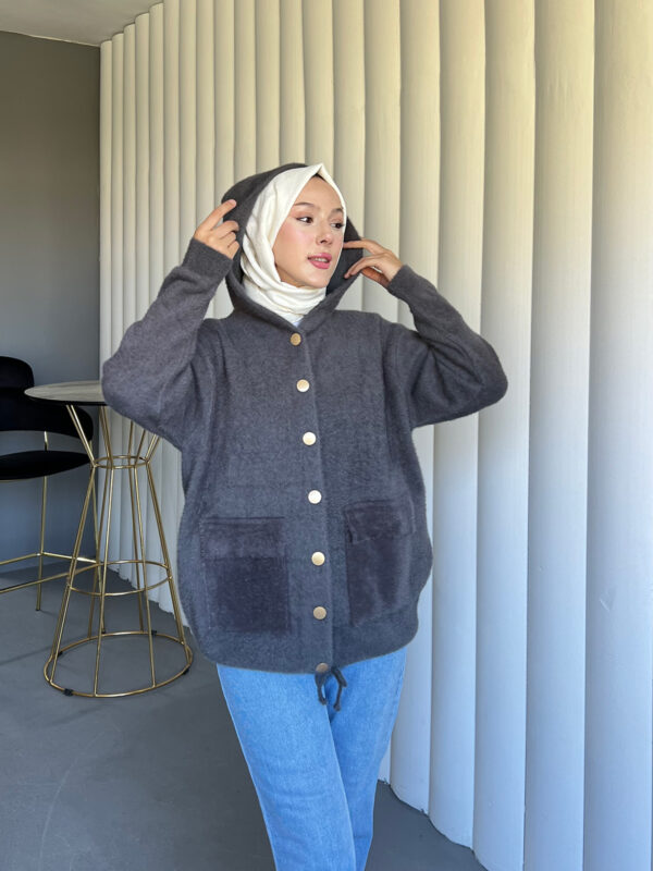 Angora Cozy Kapüşonlu Hırka, yumuşacık angora kumaşı, şık düğmeleri ve rahat kesimiyle her stile uyum sağlar. Soğuk günlerde sıcacık şıklık!