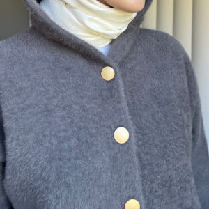 Angora Cozy Kapüşonlu Hırka, yumuşacık angora kumaşı, şık düğmeleri ve rahat kesimiyle her stile uyum sağlar. Soğuk günlerde sıcacık şıklık!
