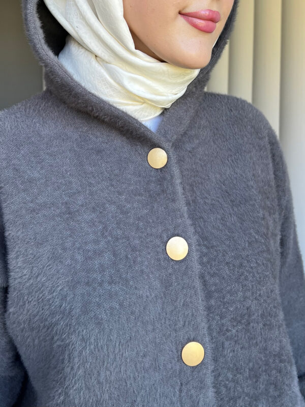 Angora Cozy Kapüşonlu Hırka, yumuşacık angora kumaşı, şık düğmeleri ve rahat kesimiyle her stile uyum sağlar. Soğuk günlerde sıcacık şıklık!