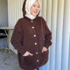 Angora Cozy Kapüşonlu Hırka, yumuşacık angora kumaşı, şık düğmeleri ve rahat kesimiyle her stile uyum sağlar. Soğuk günlerde sıcacık şıklık!