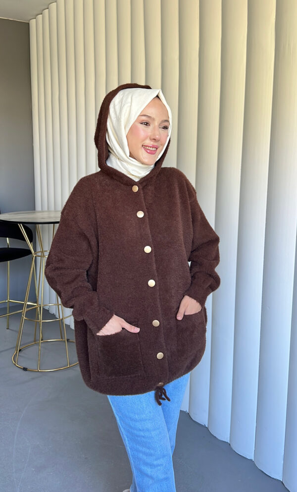Angora Cozy Kapüşonlu Hırka, yumuşacık angora kumaşı, şık düğmeleri ve rahat kesimiyle her stile uyum sağlar. Soğuk günlerde sıcacık şıklık!