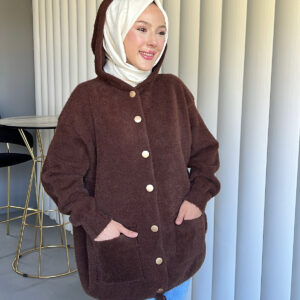 Angora Cozy Kapüşonlu Hırka, yumuşacık angora kumaşı, şık düğmeleri ve rahat kesimiyle her stile uyum sağlar. Soğuk günlerde sıcacık şıklık!