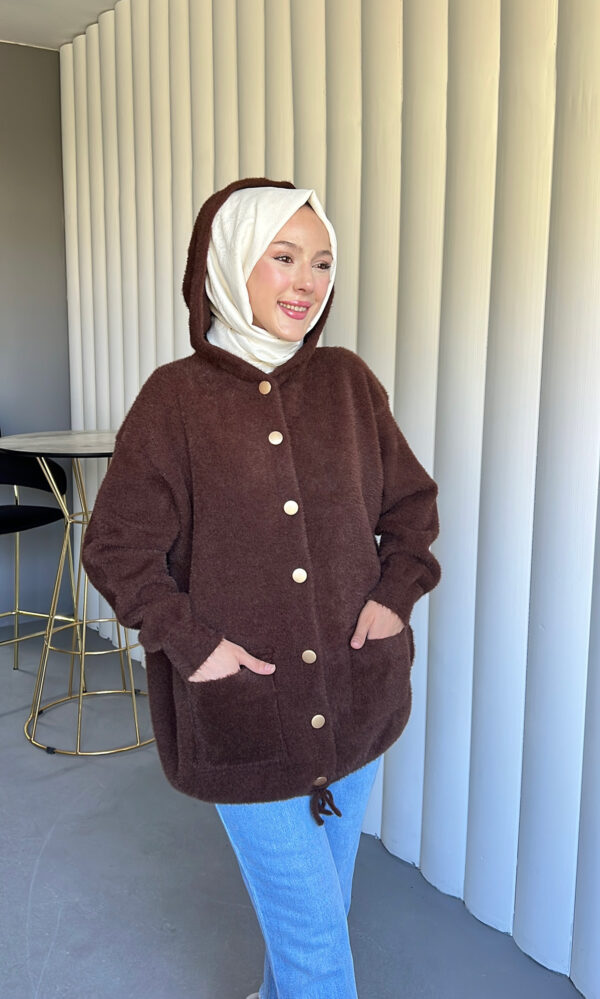 Angora Cozy Kapüşonlu Hırka, yumuşacık angora kumaşı, şık düğmeleri ve rahat kesimiyle her stile uyum sağlar. Soğuk günlerde sıcacık şıklık!