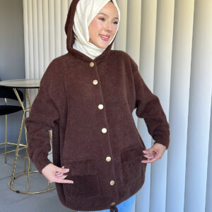 Angora Cozy Kapüşonlu Hırka, yumuşacık angora kumaşı, şık düğmeleri ve rahat kesimiyle her stile uyum sağlar. Soğuk günlerde sıcacık şıklık!