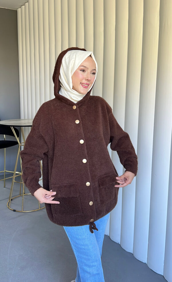Angora Cozy Kapüşonlu Hırka, yumuşacık angora kumaşı, şık düğmeleri ve rahat kesimiyle her stile uyum sağlar. Soğuk günlerde sıcacık şıklık!