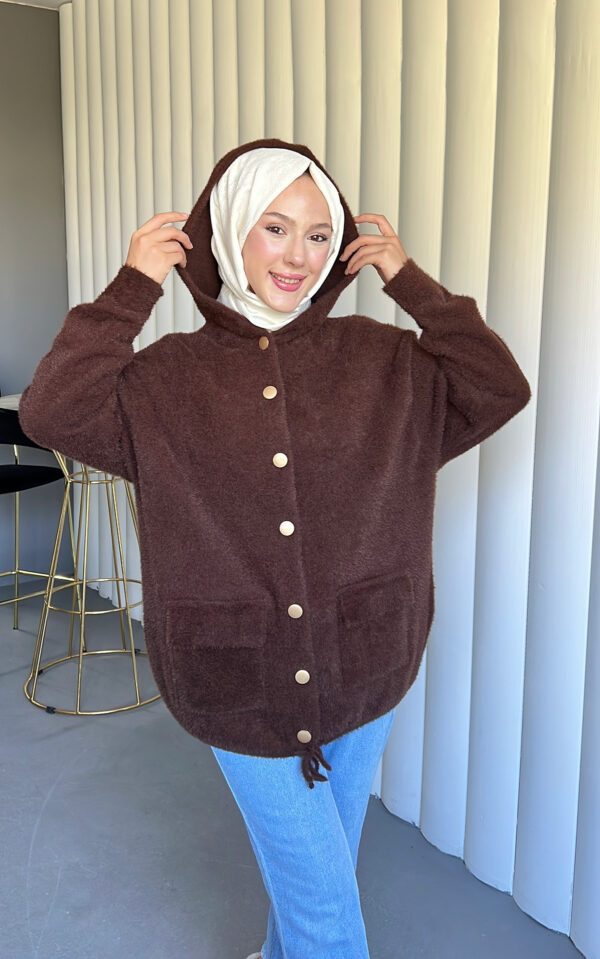 Angora Cozy Kapüşonlu Hırka, yumuşacık angora kumaşı, şık düğmeleri ve rahat kesimiyle her stile uyum sağlar. Soğuk günlerde sıcacık şıklık!