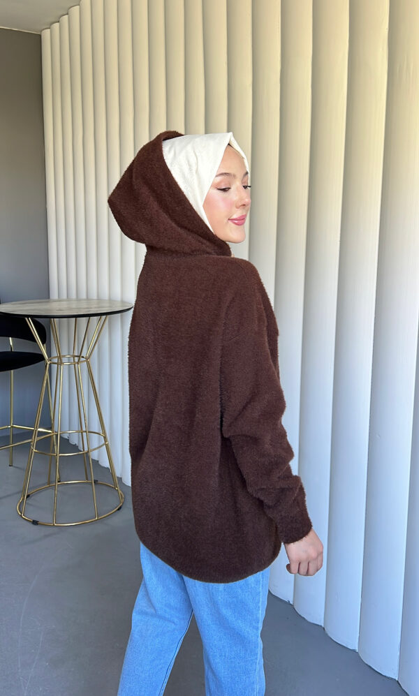 Angora Cozy Kapüşonlu Hırka, yumuşacık angora kumaşı, şık düğmeleri ve rahat kesimiyle her stile uyum sağlar. Soğuk günlerde sıcacık şıklık!