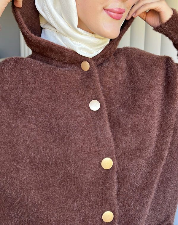 Angora Cozy Kapüşonlu Hırka, yumuşacık angora kumaşı, şık düğmeleri ve rahat kesimiyle her stile uyum sağlar. Soğuk günlerde sıcacık şıklık!