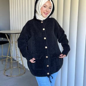 Angora Cozy Kapüşonlu Hırka, yumuşacık angora kumaşı, şık düğmeleri ve rahat kesimiyle her stile uyum sağlar. Soğuk günlerde sıcacık şıklık!