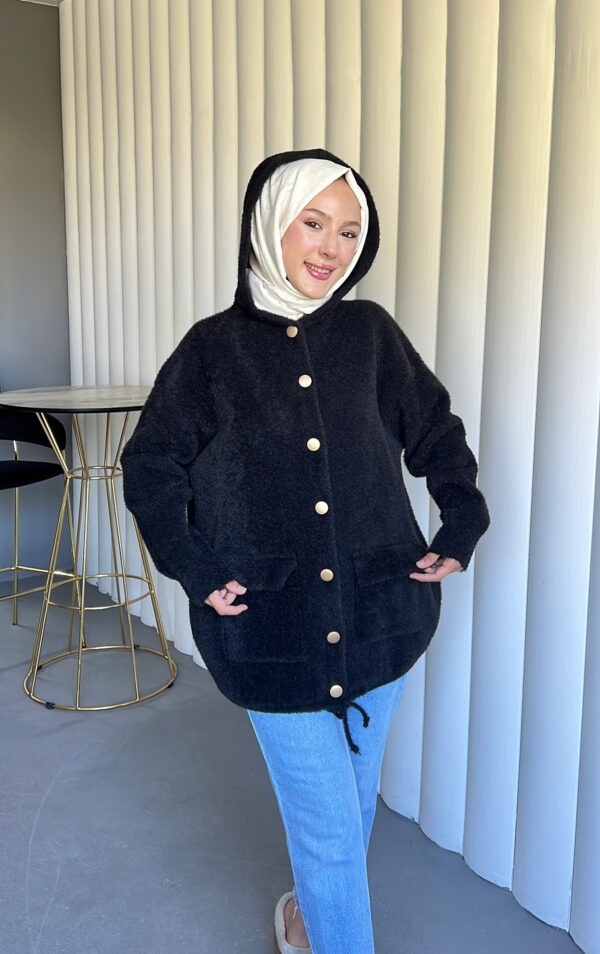 Angora Cozy Kapüşonlu Hırka, yumuşacık angora kumaşı, şık düğmeleri ve rahat kesimiyle her stile uyum sağlar. Soğuk günlerde sıcacık şıklık!