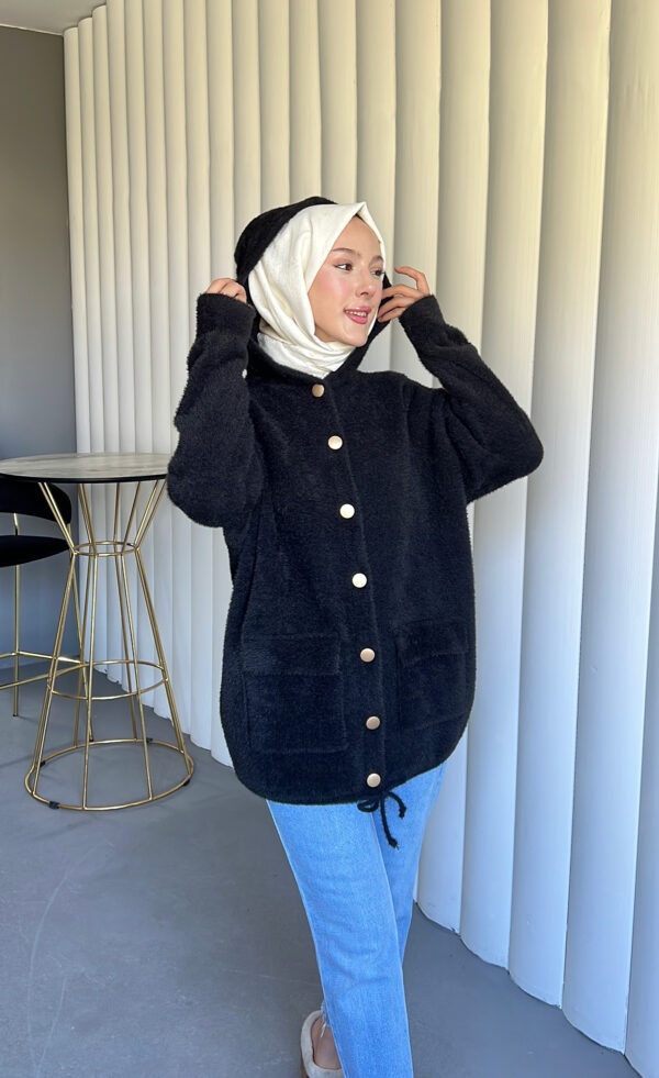 Angora Cozy Kapüşonlu Hırka, yumuşacık angora kumaşı, şık düğmeleri ve rahat kesimiyle her stile uyum sağlar. Soğuk günlerde sıcacık şıklık!