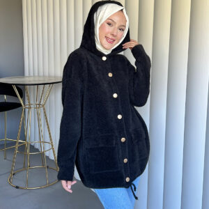 Angora Cozy Kapüşonlu Hırka, yumuşacık angora kumaşı, şık düğmeleri ve rahat kesimiyle her stile uyum sağlar. Soğuk günlerde sıcacık şıklık!