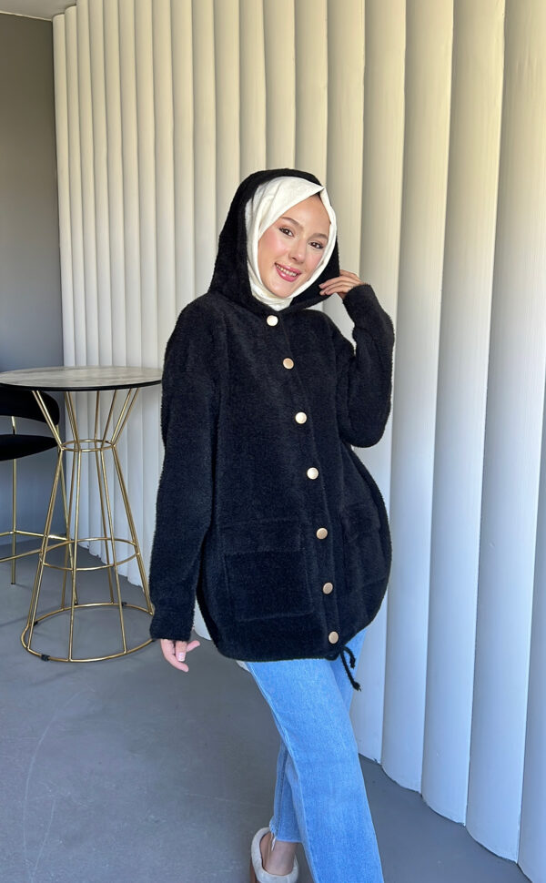 Angora Cozy Kapüşonlu Hırka, yumuşacık angora kumaşı, şık düğmeleri ve rahat kesimiyle her stile uyum sağlar. Soğuk günlerde sıcacık şıklık!