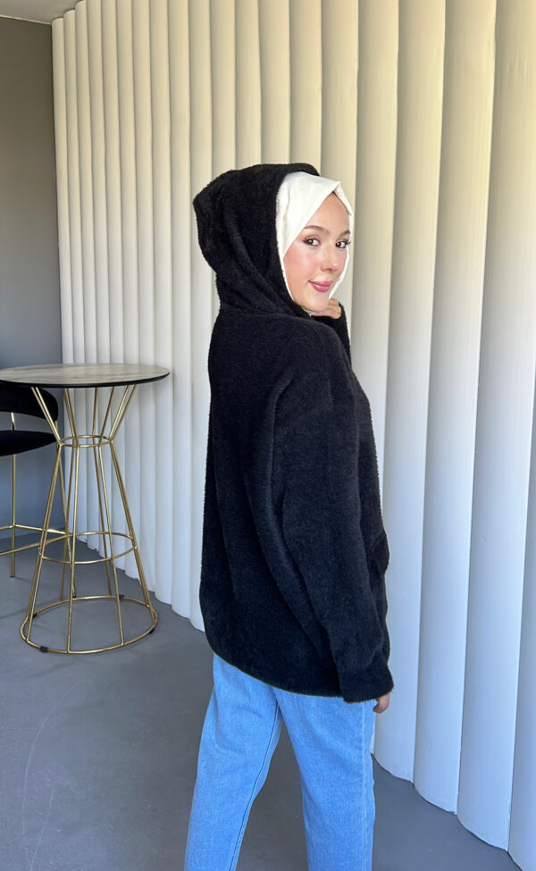 Angora Cozy Kapüşonlu Hırka, yumuşacık angora kumaşı, şık düğmeleri ve rahat kesimiyle her stile uyum sağlar. Soğuk günlerde sıcacık şıklık!