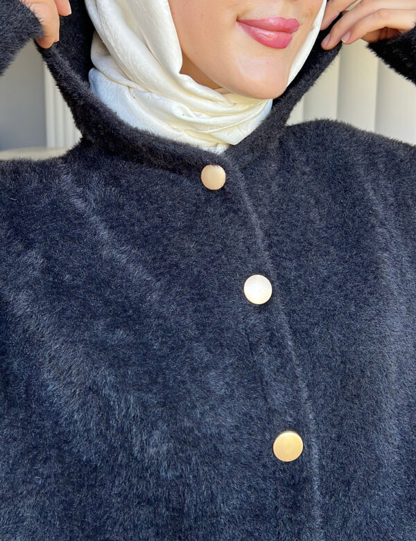 Angora Cozy Kapüşonlu Hırka, yumuşacık angora kumaşı, şık düğmeleri ve rahat kesimiyle her stile uyum sağlar. Soğuk günlerde sıcacık şıklık!