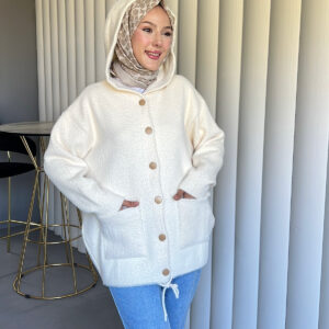 Angora Cozy Kapüşonlu Hırka, yumuşacık angora kumaşı, şık düğmeleri ve rahat kesimiyle her stile uyum sağlar. Soğuk günlerde sıcacık şıklık!