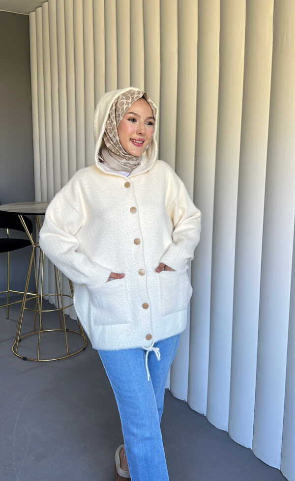 Angora Cozy Kapüşonlu Hırka, yumuşacık angora kumaşı, şık düğmeleri ve rahat kesimiyle her stile uyum sağlar. Soğuk günlerde sıcacık şıklık!