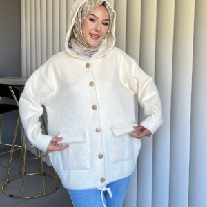 Angora Cozy Kapüşonlu Hırka, yumuşacık angora kumaşı, şık düğmeleri ve rahat kesimiyle her stile uyum sağlar. Soğuk günlerde sıcacık şıklık!