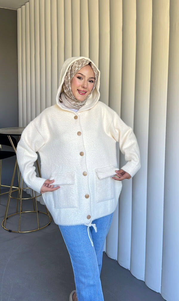 Angora Cozy Kapüşonlu Hırka, yumuşacık angora kumaşı, şık düğmeleri ve rahat kesimiyle her stile uyum sağlar. Soğuk günlerde sıcacık şıklık!