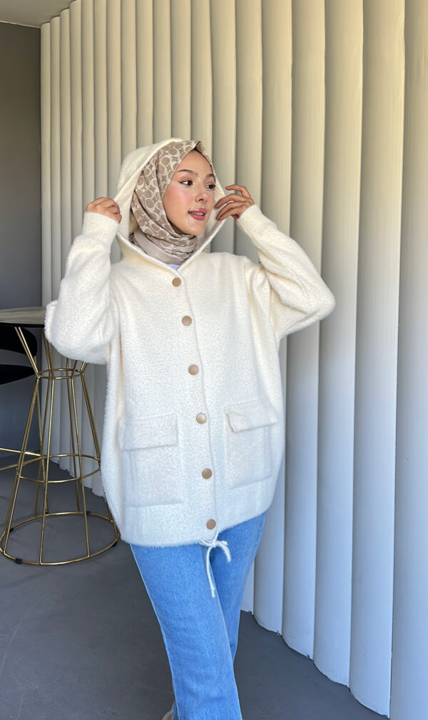 Angora Cozy Kapüşonlu Hırka, yumuşacık angora kumaşı, şık düğmeleri ve rahat kesimiyle her stile uyum sağlar. Soğuk günlerde sıcacık şıklık!