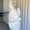 Angora Cozy Kapüşonlu Hırka, yumuşacık angora kumaşı, şık düğmeleri ve rahat kesimiyle her stile uyum sağlar. Soğuk günlerde sıcacık şıklık!