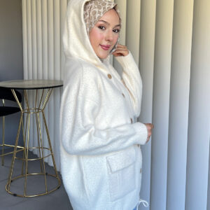 Angora Cozy Kapüşonlu Hırka, yumuşacık angora kumaşı, şık düğmeleri ve rahat kesimiyle her stile uyum sağlar. Soğuk günlerde sıcacık şıklık!