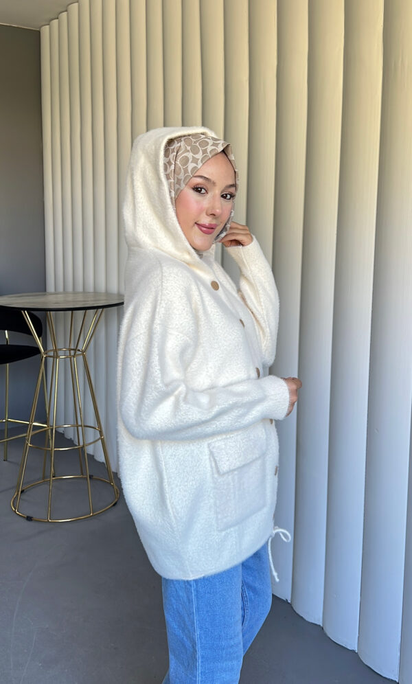 Angora Cozy Kapüşonlu Hırka, yumuşacık angora kumaşı, şık düğmeleri ve rahat kesimiyle her stile uyum sağlar. Soğuk günlerde sıcacık şıklık!
